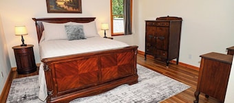 Mountain Lodge • New Hot Tub • Great Mountain Views • Firepit • Pet Friendly