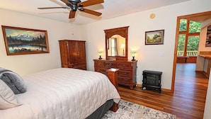 A bedroom with a bed, a dresser, a mirror, and a ceiling fan. - Mountain Lodge • New Hot Tub • Great Mountain Views • Firepit • Pet Friendly (Marble)
