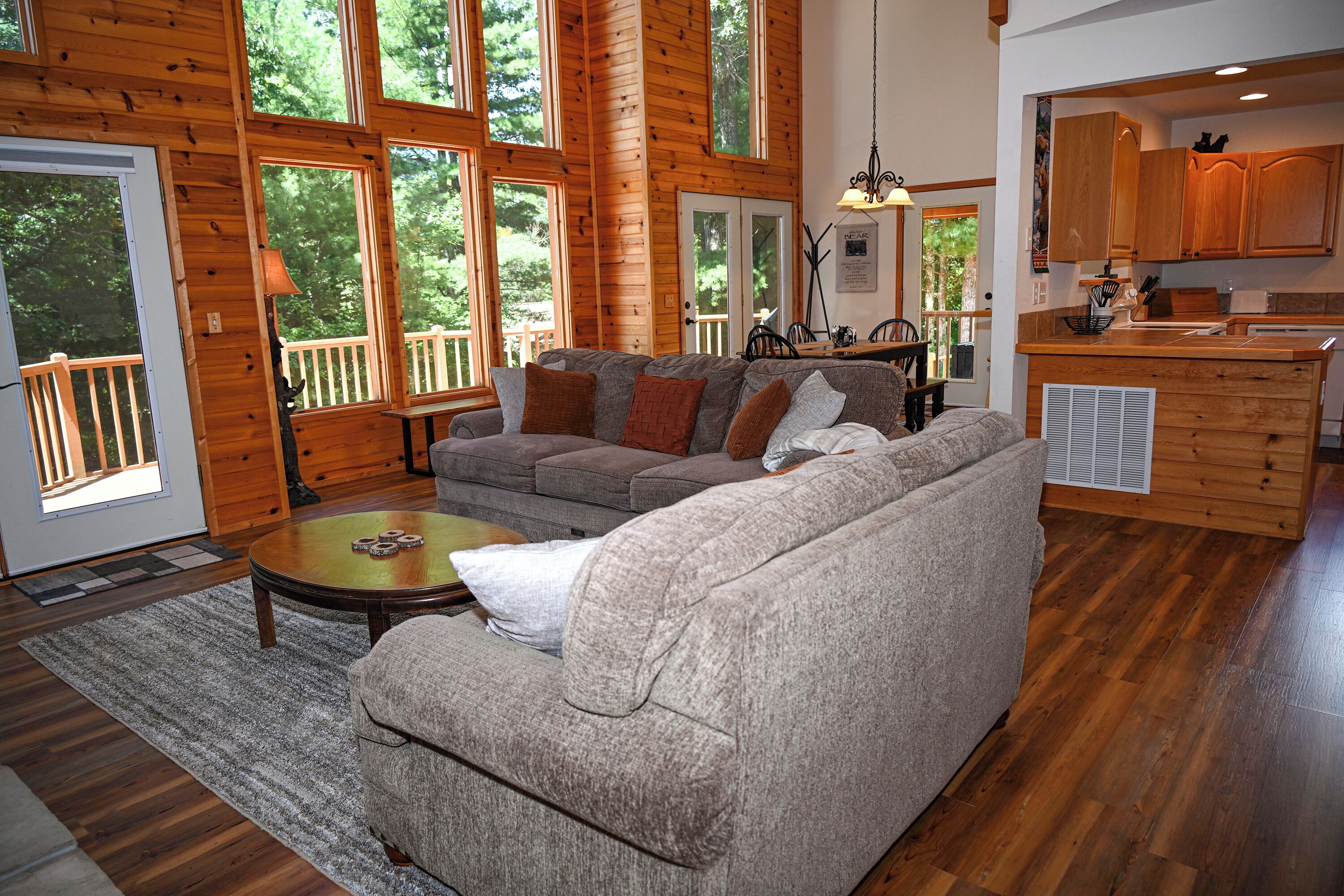 TV connectée, cheminée, lecteur de DVD, baby-foot