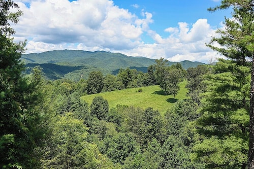 Mountain Lodge • New Hot Tub • Great Mountain Views • Firepit • Pet Friendly