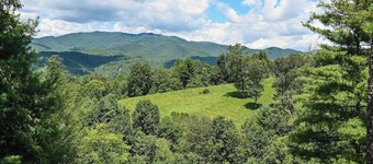 Mountain Lodge • New Hot Tub • Great Mountain Views • Firepit • Pet Friendly