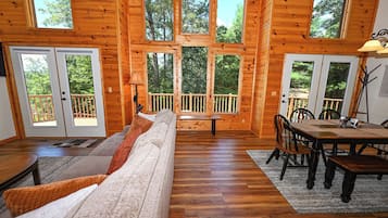 Smart-TV, peis, DVD-spiller og fotballspill