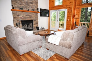 Smart TV, fireplace, DVD player, foosball - Beautiful Lodge  - Amazing Views - BRAND NEW HOT TUB (Marble)