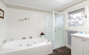 浴槽、ヘアドライヤー、タオル