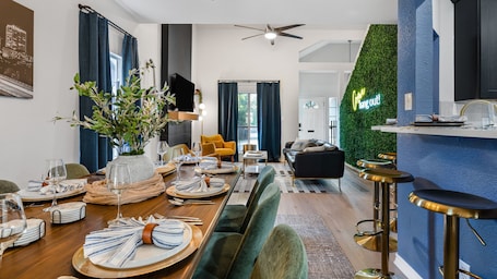 Dining. 4BR for groups: speakeasy game room, hot tub, premium sleep