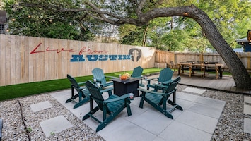 Welcome to your Austin retreat! Our backyard invites you to relax, play a round of mini-golf, and soak in the vibrant local vibe. Enjoy the cozy seating under string lights and embrace the live music spirit that makes Austin truly special!