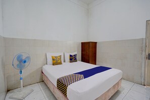 Double Room | Bed sheets - SPOT ON 92480 Iwn Homestay Syariah (Banyuwangi)