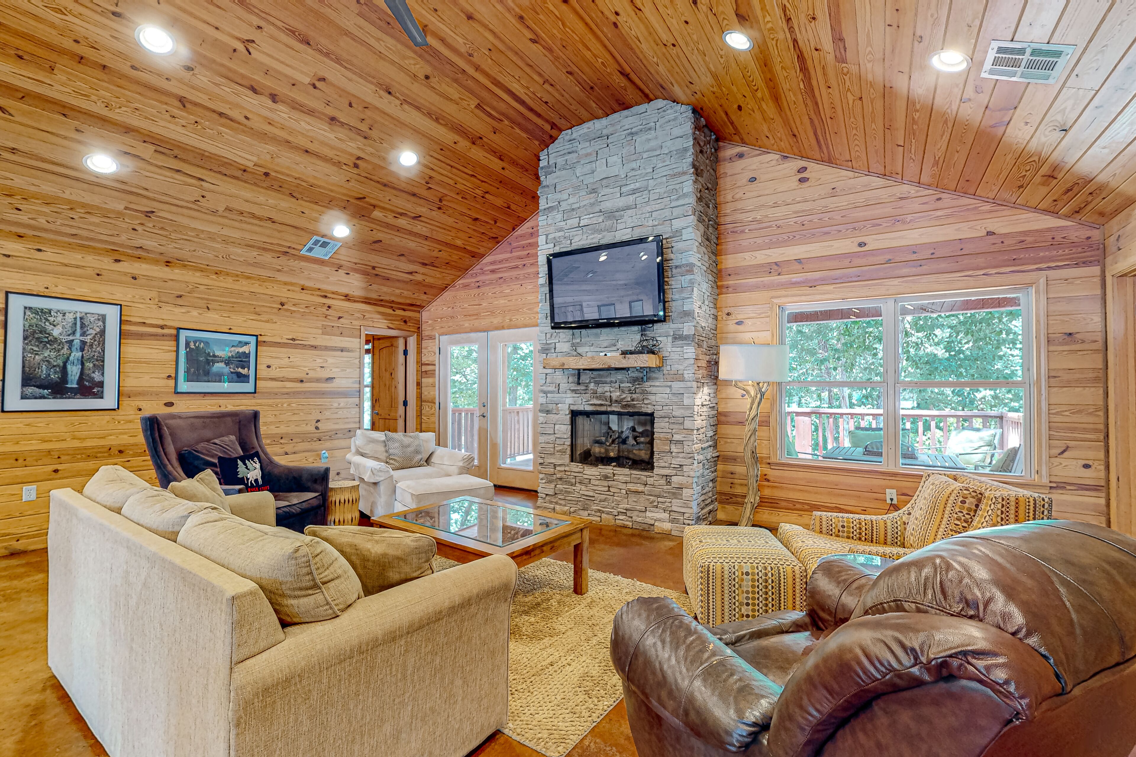 Water-view cabin with deck, gas grill, Ping-Pong & pool tables