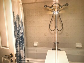 Een haardroger, handdoeken, zeep, shampoo