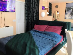 1 slaapkamer, een strijkplank/strijkijzer, wifi, beddengoed