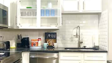 冷蔵庫、電子レンジ、オーブン、コンロ