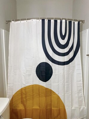 Secadora de cabello, toallas, papel de baño