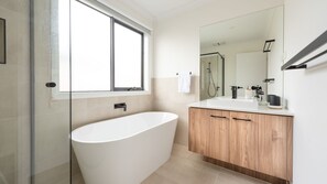 Bathtub, towels