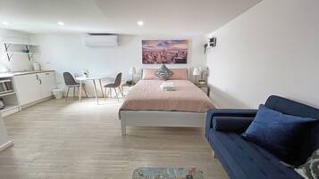 Comfort Cabin | 1 bedroom, blackout drapes, iron/ironing board, free WiFi