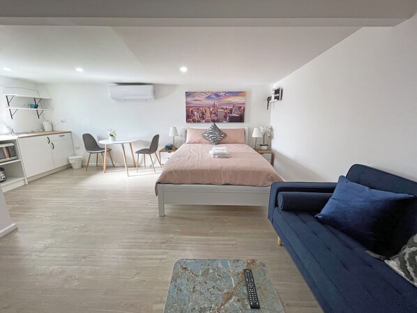 Comfort Cabin | 1 bedroom, blackout drapes, iron/ironing board, free WiFi - Mentone Compact Backyard Cabin Beachside (Parkdale)