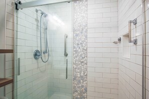 Dusche, Haartrockner, Seife, Shampoo