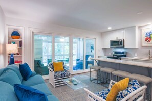 TV - 90 Seconds to Beach! Fully Renovated Villa with Spacious Kitchen, Gorgeous Finishes & Screened Porch (Kiawah Island)