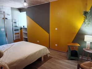 4 slaapkamers, een strijkplank/strijkijzer, reisbedje, gratis wifi