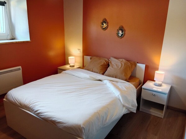 4 chambres, fer et planche à repasser, lit parapluie, Wi-Fi gratuit