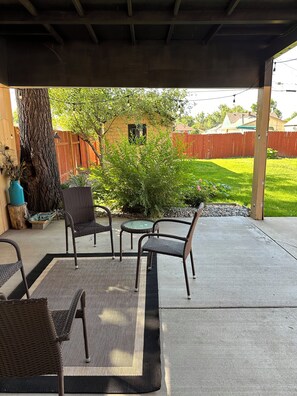 Terrace/patio - Quaint sunny cottage that rests in the historical neighborhood of Billings (Billings)