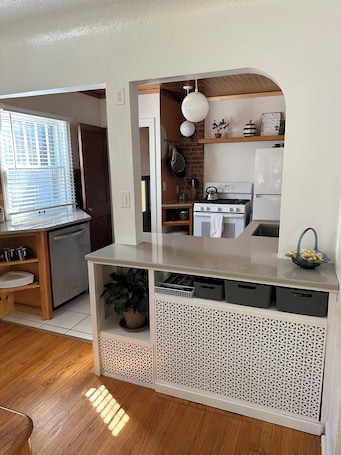 Fridge, microwave, oven, stovetop. Quaint sunny cottage that rests in the historical neighborhood of Billings