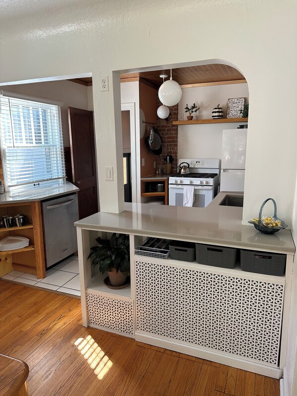 Fridge, microwave, oven, stovetop - Quaint sunny cottage that rests in the historical neighborhood of Billings (Billings)