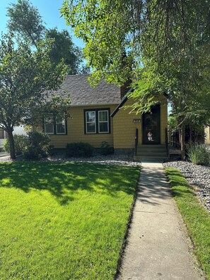 Exterior - Quaint sunny cottage that rests in the historical neighborhood of Billings (Billings)