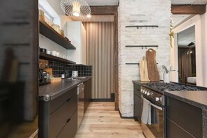 Frigorifero, microonde, forno, piano cottura