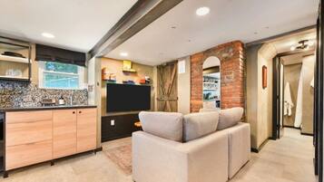 Smart-TV, Stereoanlage, Arbeitsbereiche