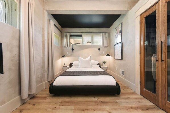 3 bedrooms, desk, iron/ironing board, travel crib