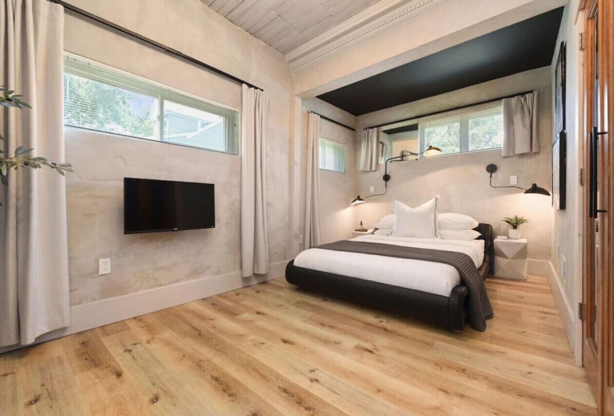 3 bedrooms, desk, iron/ironing board, travel cot