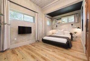 3 makuuhuonetta, työpöytä, silitysrauta/-lauta, vauvan matkasänky