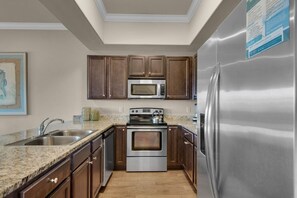 Een koelkast, een microgolfoven, een oven, een kookplaat