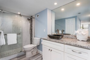 Combined shower/tub, hair dryer, towels, shampoo