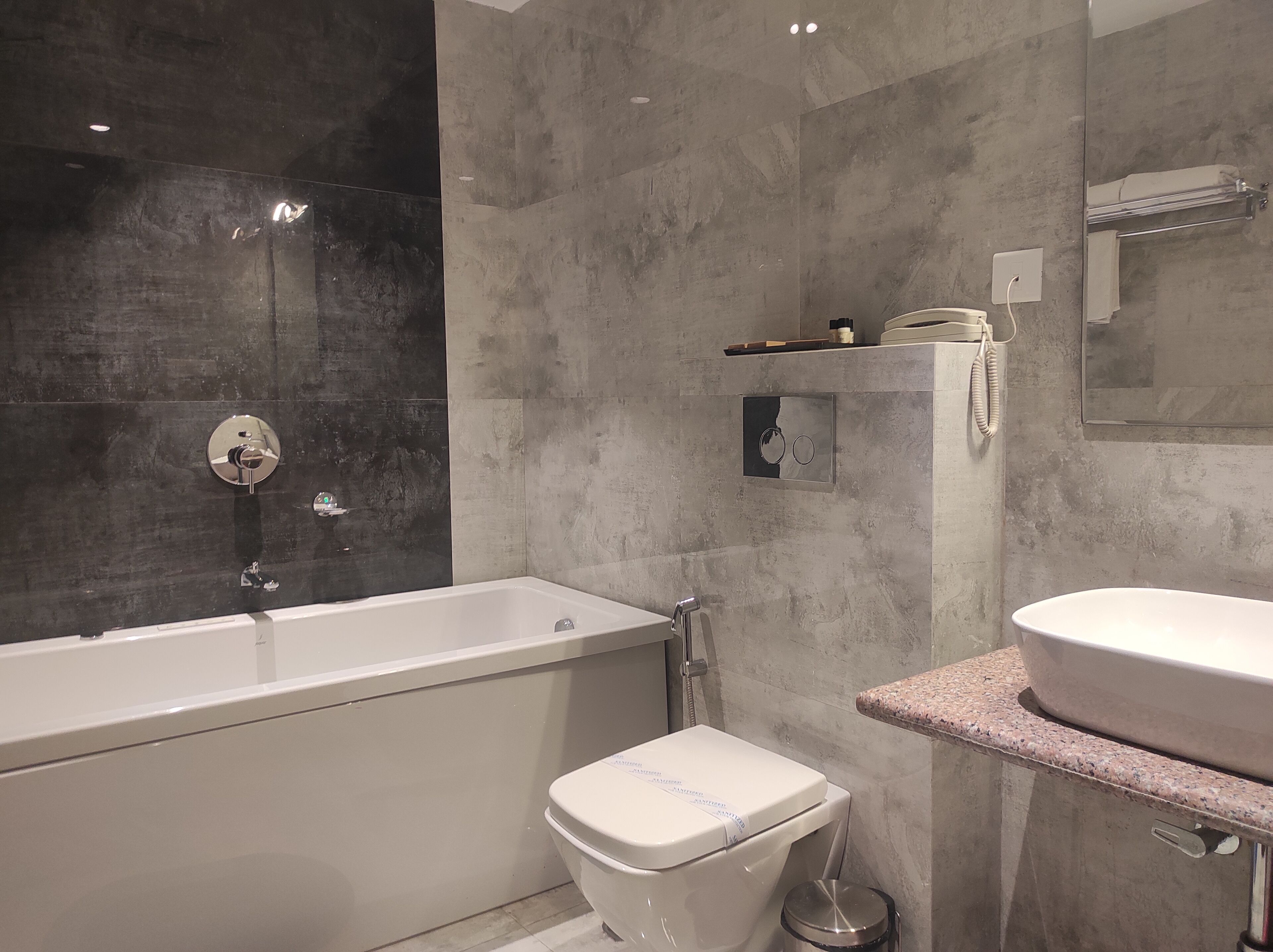 Un baño moderno con bañera, inodoro y lavamanos.