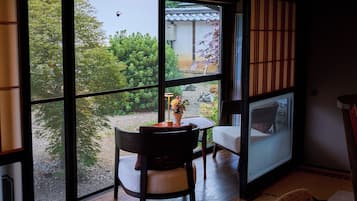 Premium bedding, down duvets, free WiFi, bed sheets