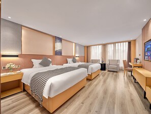 Quarto duplo superior, 2 camas de casal | Roupas de cama premium, escrivaninha, espaço de trabalho para notebook