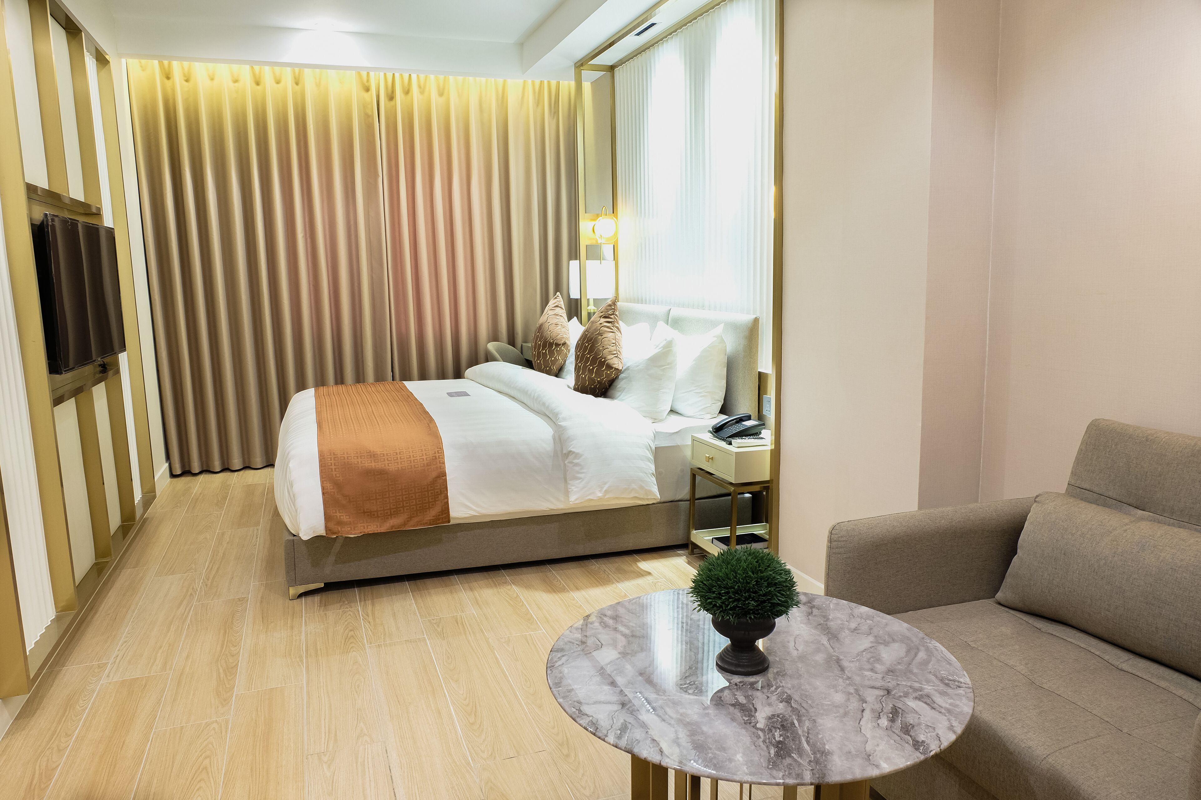 Habitación Deluxe, 1 cama King size y sofá cama | Caja de seguridad en la habitación, muebles diferentes y escritorio 