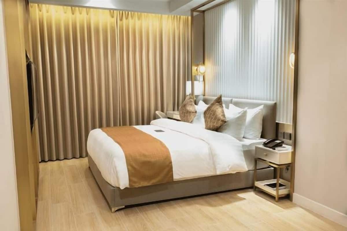 In-room safe, desk, laptop workspace, WiFi (free)