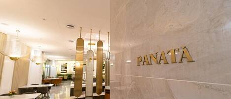Un interior moderno con una pared de mármol que muestra el nombre "PANATA".