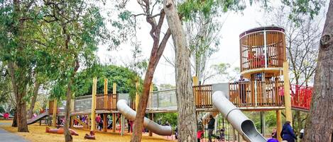 Área de juegos infantiles al aire libre
