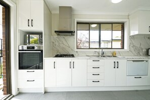 Family House | Private kitchen | Full-size fridge, microwave, oven, dishwasher - Maroondah 3BR Brick House (Ringwood)