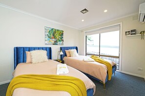 Family House | 3 bedrooms, desk, blackout drapes, iron/ironing board - Maroondah 3BR Brick House (Ringwood)