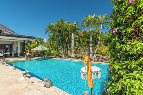 Una piscina al aire libre