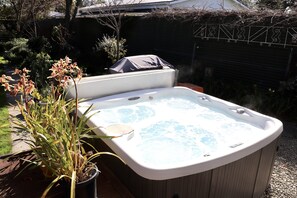 Outdoor spa tub - Dragonflycottage, Fully equiped 2 bathrooms, kitchen, 4 bedrooms st (Grovetown)