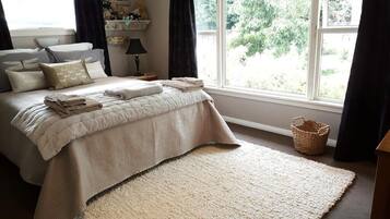 4 bedrooms, iron/ironing board, Internet, bed sheets