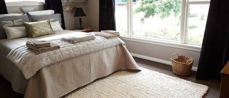 4 bedrooms, iron/ironing board, internet, bed sheets