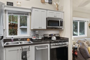 Fridge, microwave, oven, stovetop - Cozy Tiny Home w/Hot tub and firepit close to Mt. Rainer Nat.Park & Restaurants (Ashford)