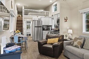 Interior - Cozy Tiny Home w/Hot tub and firepit close to Mt. Rainer Nat.Park & Restaurants (Ashford)