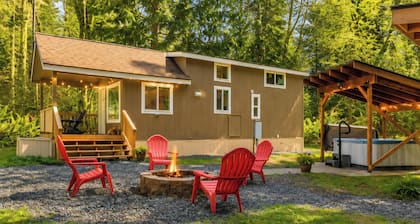 Cozy Tiny Home w/Hot tub and firepit close to Mt. Rainer Nat.Park & Restaurants